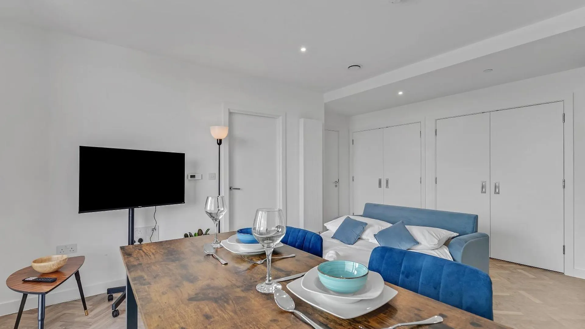 Lovely View Near Top Floor, 1Gb Wifi, Near Canary Wharf, City, Stratford, Free Coffee, Snacks, Milk London United Kingdom