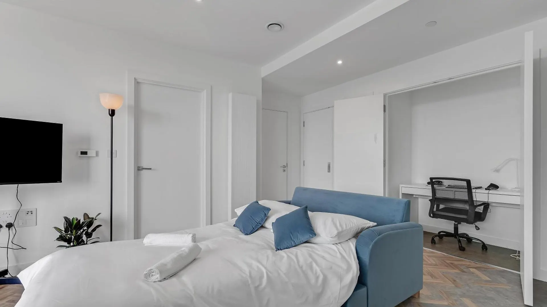 Apartment Lovely View Near Top Floor, 1Gb Wifi, Near Canary Wharf, City, Stratford, Free Coffee, Snacks, Milk London United Kingdom