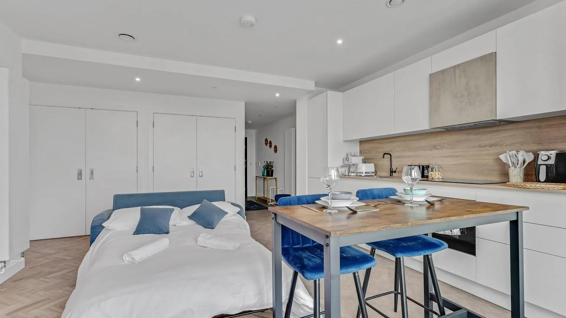 Apartment Lovely View Near Top Floor, 1Gb Wifi, Near Canary Wharf, City, Stratford, Free Coffee, Snacks, Milk London