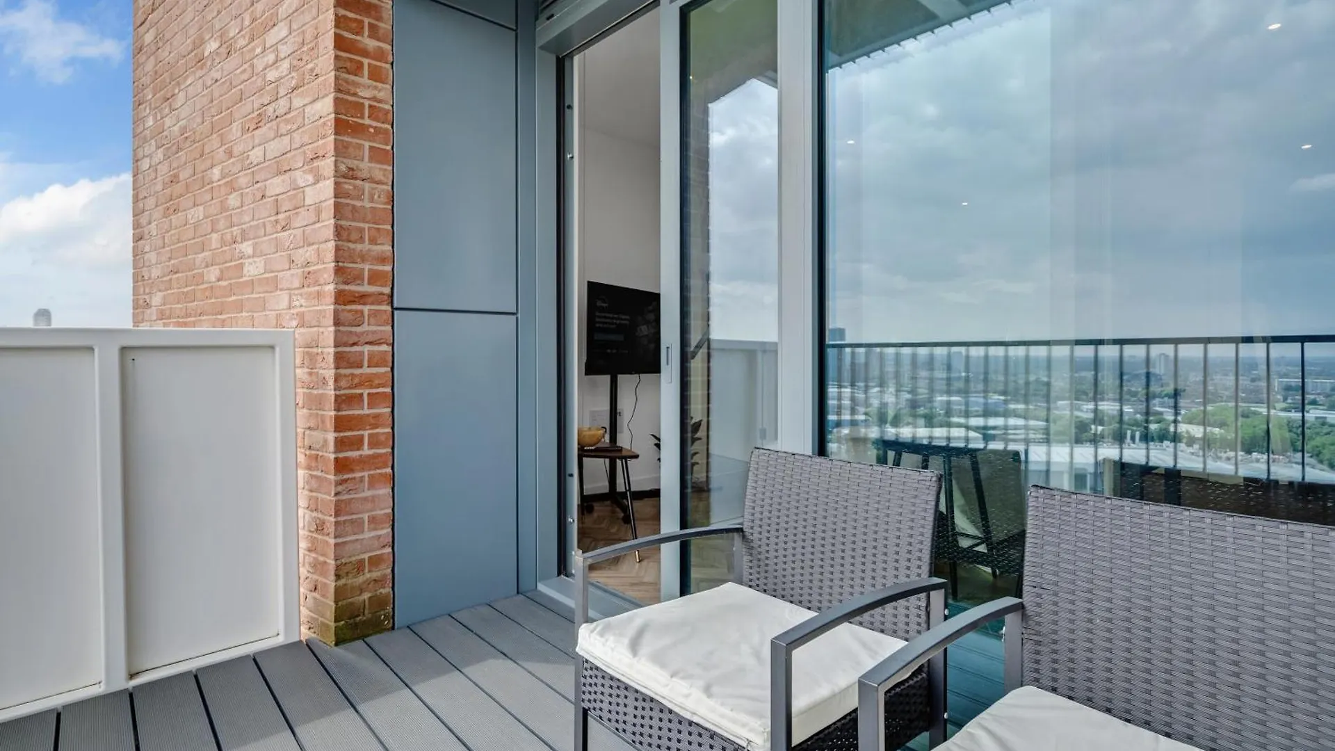 Lovely View Near Top Floor, 1Gb Wifi, Near Canary Wharf, City, Stratford, Free Coffee, Snacks, Milk London 0*,