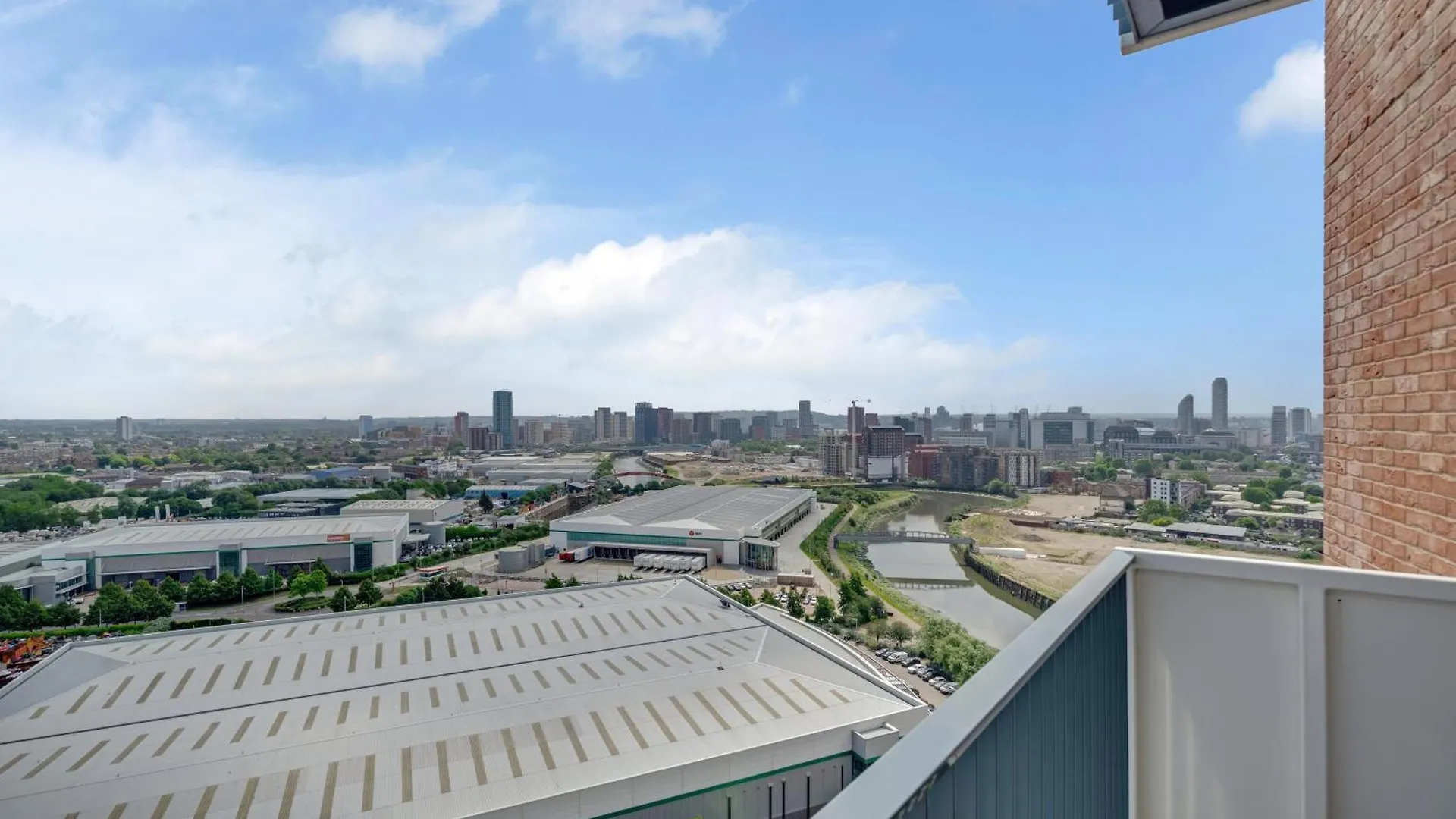 Apartment Lovely View Near Top Floor, 1Gb Wifi, Near Canary Wharf, City, Stratford, Free Coffee, Snacks, Milk London
