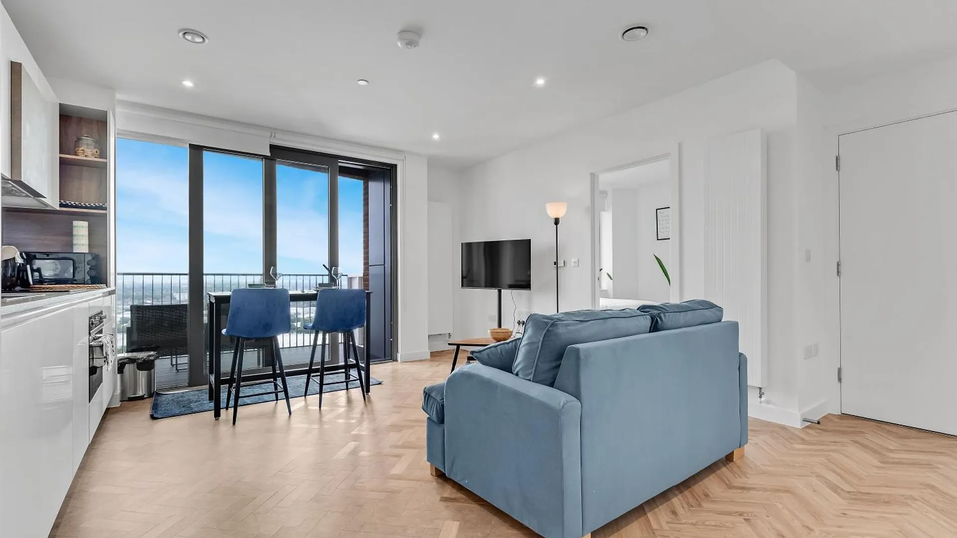 Lovely View Near Top Floor, 1Gb Wifi, Near Canary Wharf, City, Stratford, Free Coffee, Snacks, Milk London