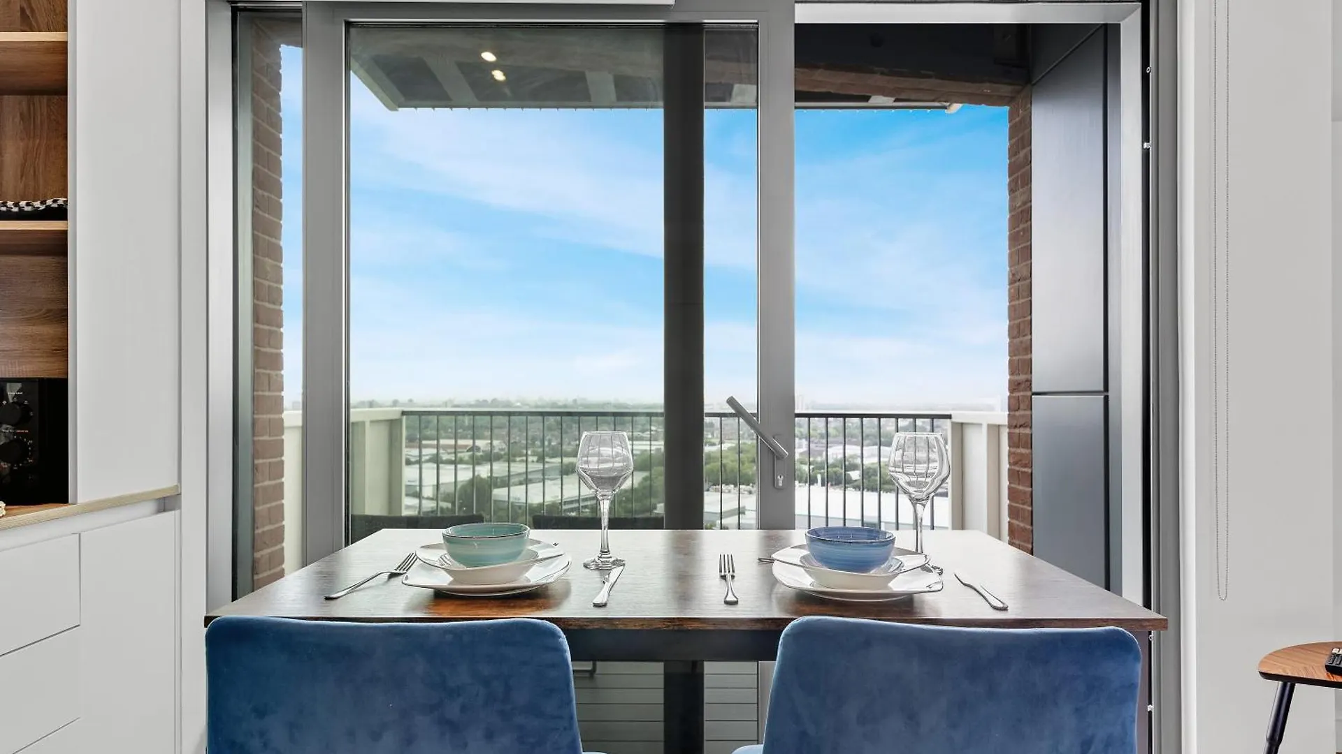 Apartment Lovely View Near Top Floor, 1Gb Wifi, Near Canary Wharf, City, Stratford, Free Coffee, Snacks, Milk London United Kingdom