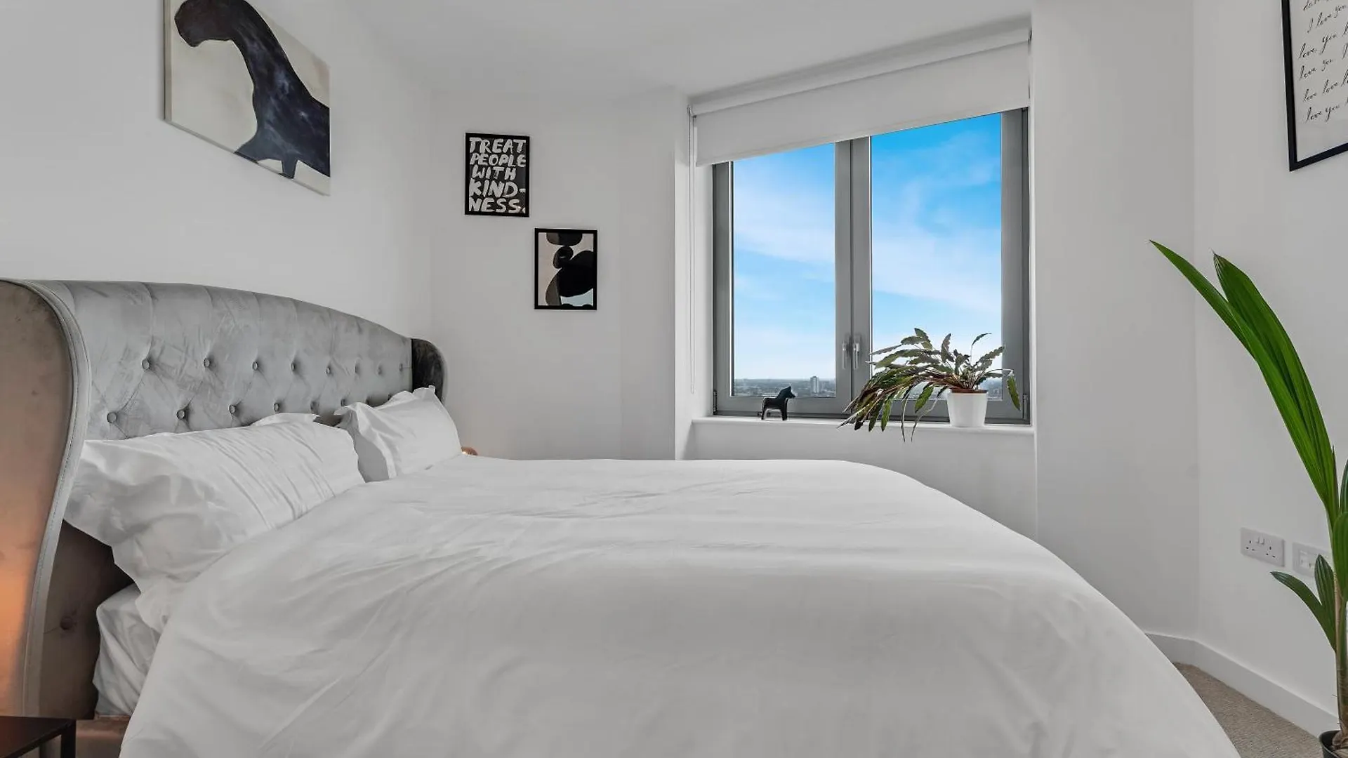 Lovely View Near Top Floor, 1Gb Wifi, Near Canary Wharf, City, Stratford, Free Coffee, Snacks, Milk London 0*,