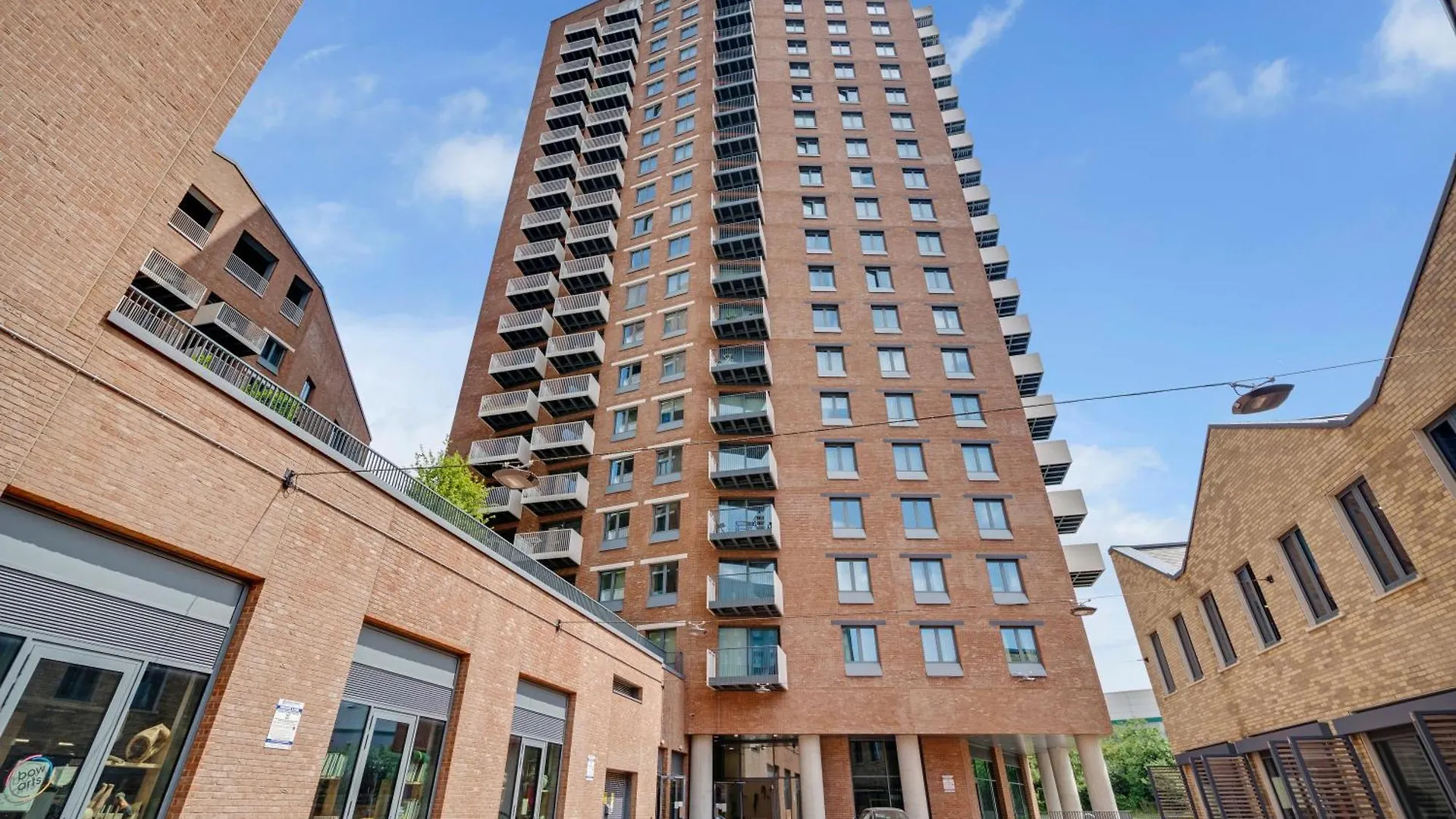 Lovely View Near Top Floor, 1Gb Wifi, Near Canary Wharf, City, Stratford, Free Coffee, Snacks, Milk London Apartment